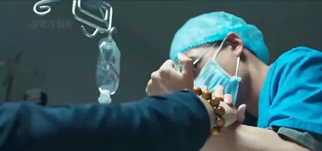 万贺达病房跪求女儿活命，《我是刑警》第27集呈现毒案伦理困境 相关图片