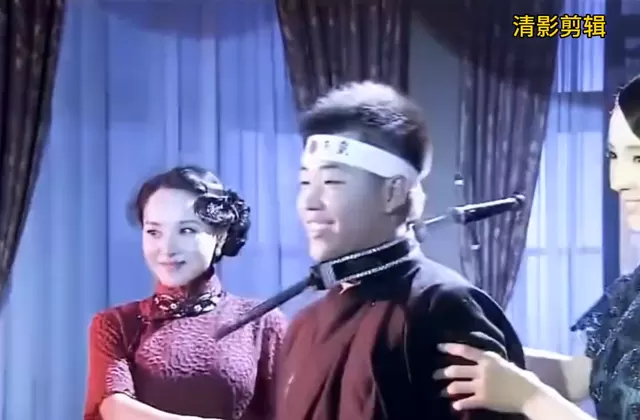 《烽火魔术师》片段中女子以长剑穿喉术刺杀日军大佐 细节速览 《烽火魔术师》片段中女子以长剑穿喉术刺杀日军大佐 细节速览