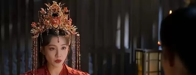 王鹤润《烈焰》辛湄造型引观感落差，浓颜系适配度成讨论焦点 细节速览