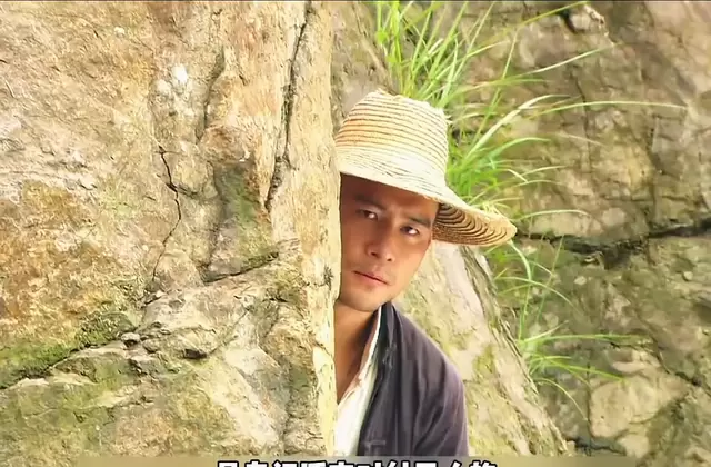 《神枪》第3集鬼子突向平民敬礼引爆身份谜题，主角逆向推演完成战术反制 细节速览